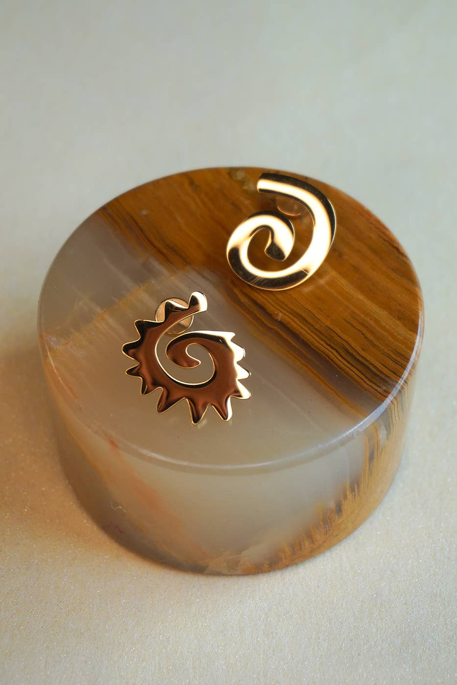 Caracol & Espiral Gold Stud Earrings - Image 5